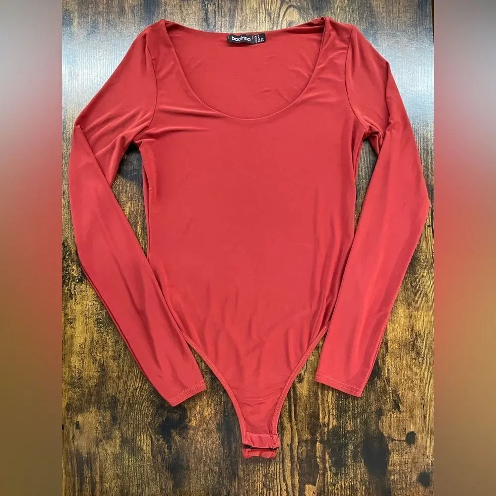 Boohoo Silky orange long sleeve bodysuit
Size 4